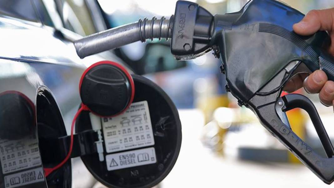 Araç sahipleri dikkat! Bu gece yarısı akaryakıt fiyatlarına indirim geliyor: 25 Temmuz 2022 güncel akaryakıt fiyatları 5